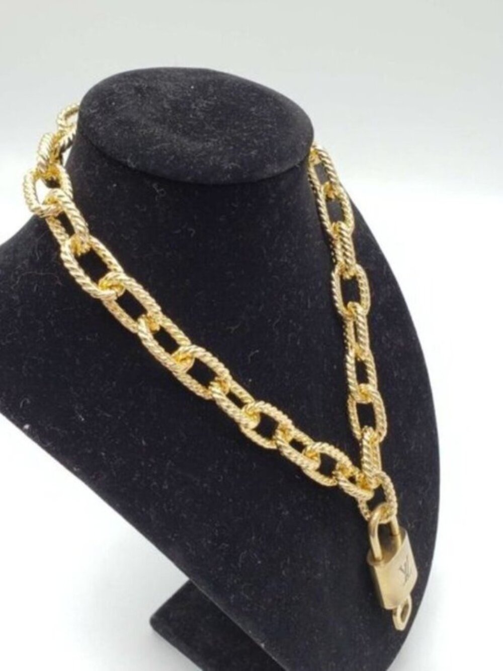 Gold-Plated Necklace with Authentic Louis Vuitton Padlock - Picture 5 of 11